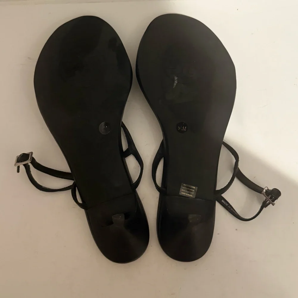 TORY BURCH Emmy Black Leather T-Strap Thong Sandals Kitten Heel Medallion Sz 9.5